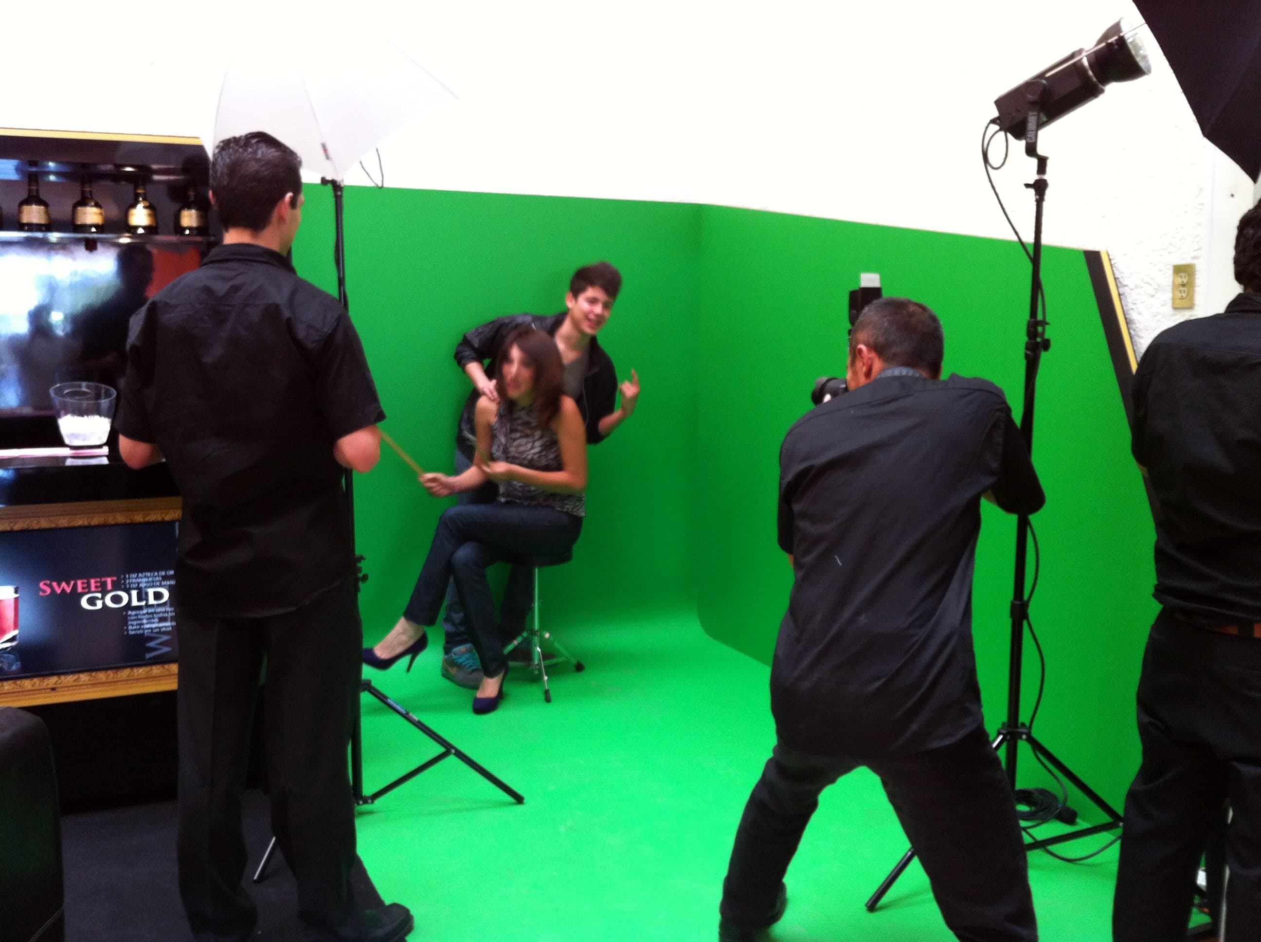 Guests participating in the Azteca de Oro photo activation